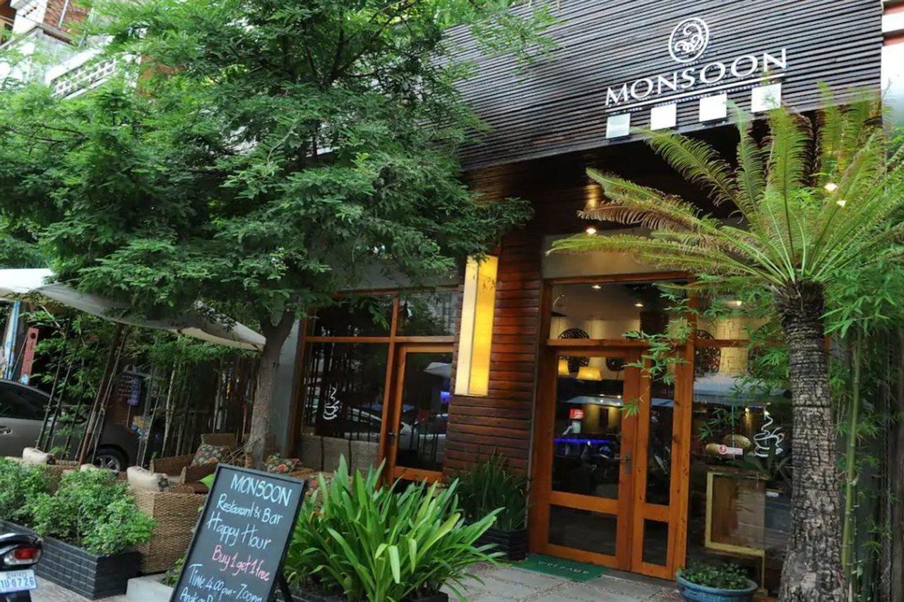 Monsoon Riverside Hotel Пном Пен Екстериор снимка