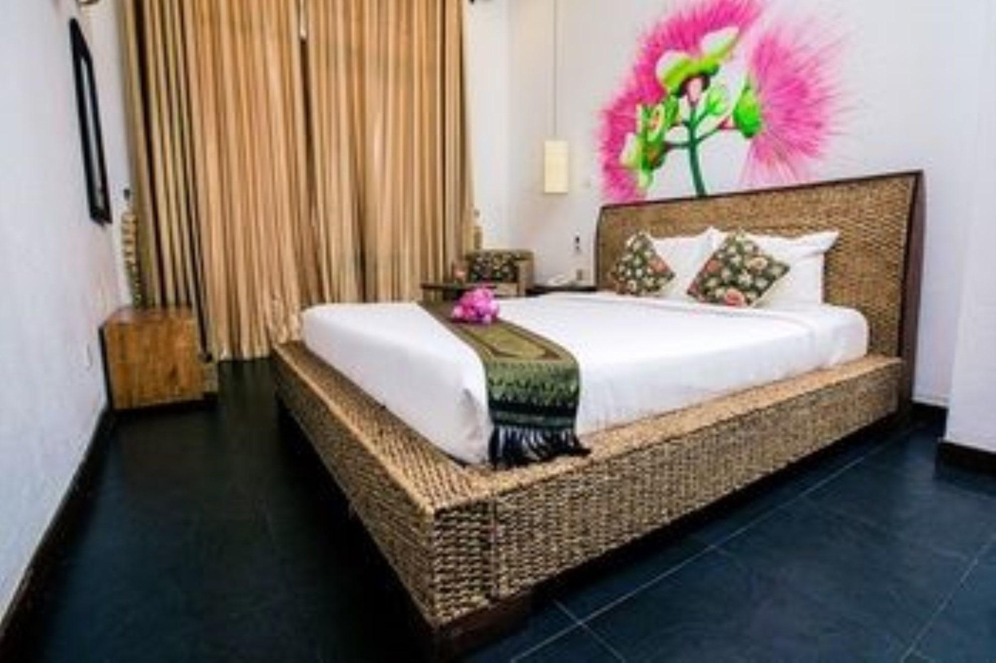 Monsoon Riverside Hotel Пном Пен Екстериор снимка
