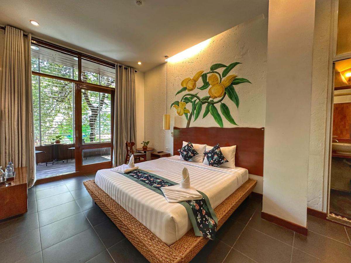 Monsoon Riverside Hotel Пном Пен Екстериор снимка