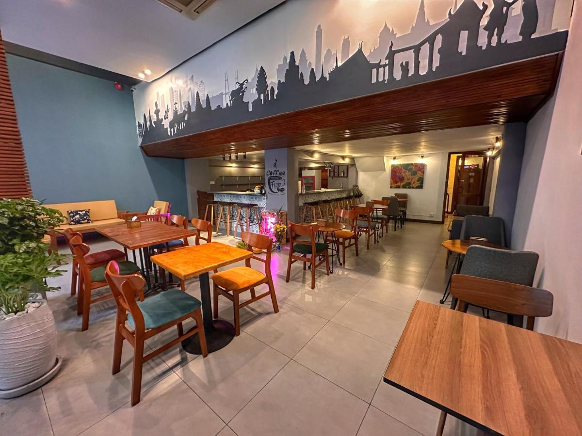 Monsoon Riverside Hotel Пном Пен Екстериор снимка