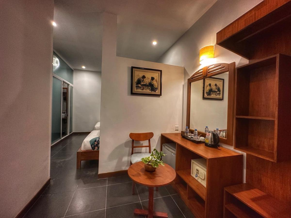 Monsoon Riverside Hotel Пном Пен Екстериор снимка