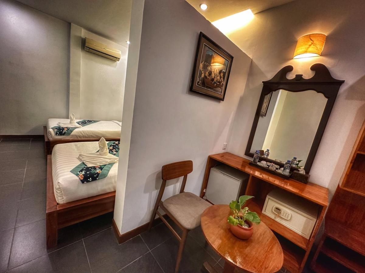 Monsoon Riverside Hotel Пном Пен Екстериор снимка