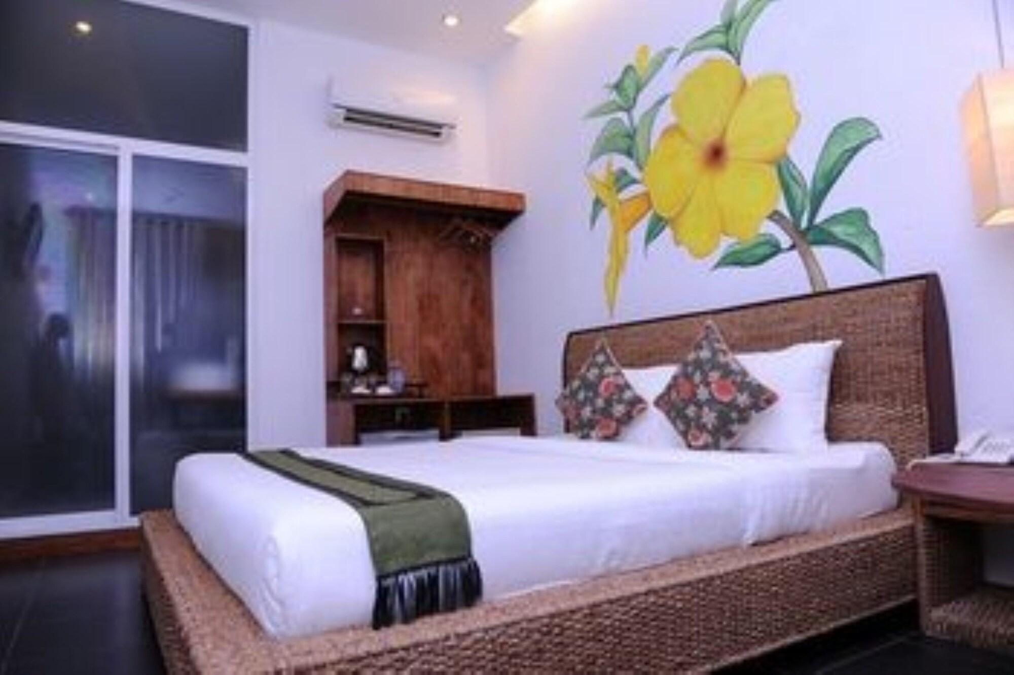 Monsoon Riverside Hotel Пном Пен Екстериор снимка