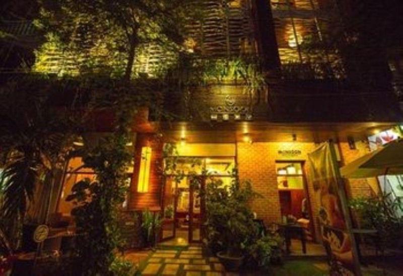 Monsoon Riverside Hotel Пном Пен Екстериор снимка