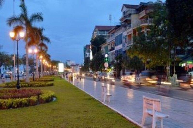 Monsoon Riverside Hotel Пном Пен Екстериор снимка