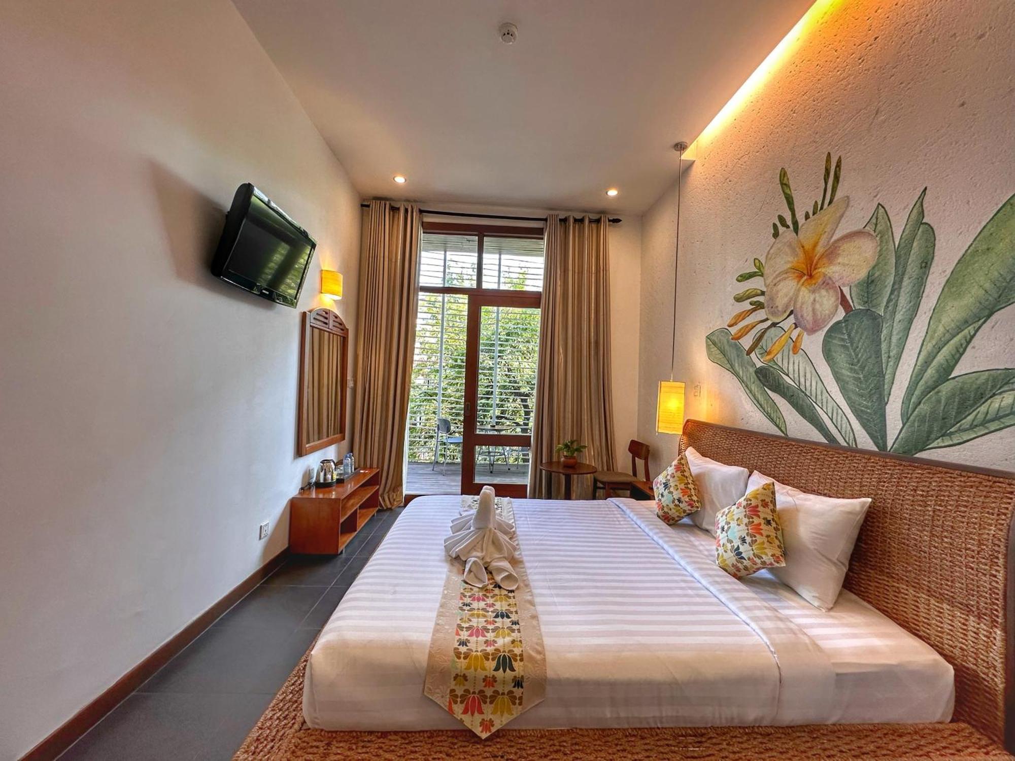 Monsoon Riverside Hotel Пном Пен Екстериор снимка